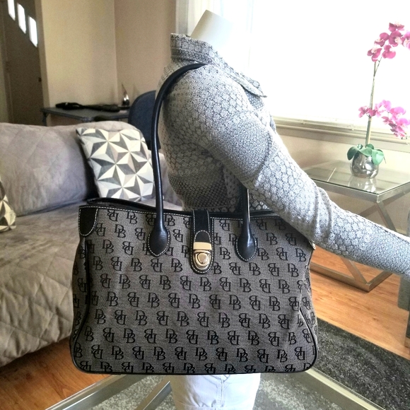 Dooney & Bourke Handbags - 🖤 Elegant DOONEY & BOURKE Signature Large Tote